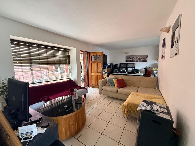 Charming 2BR Apartment: Secure, Spacious, and Central - Photo 7