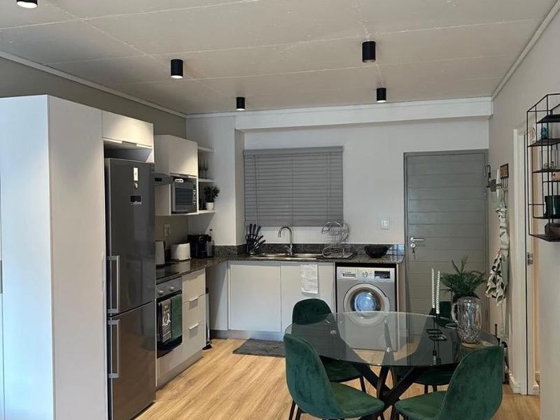 2-Bedroom Fully Furnished Apartment Near Campus - Stellenbosch - Photo 8