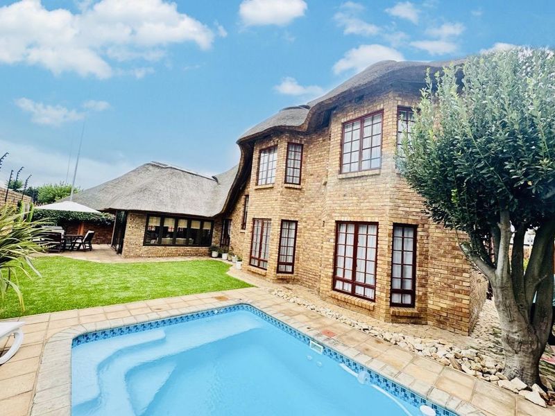 EXQUISITE CLUSTER FOR SALE IN SOUGHT AFTER COMPLEX IN RYNFIELD - Photo 4