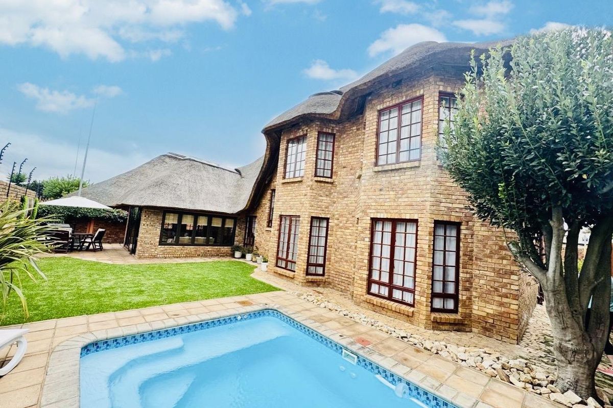 EXQUISITE CLUSTER FOR SALE IN SOUGHT AFTER COMPLEX IN RYNFIELD - Photo 4