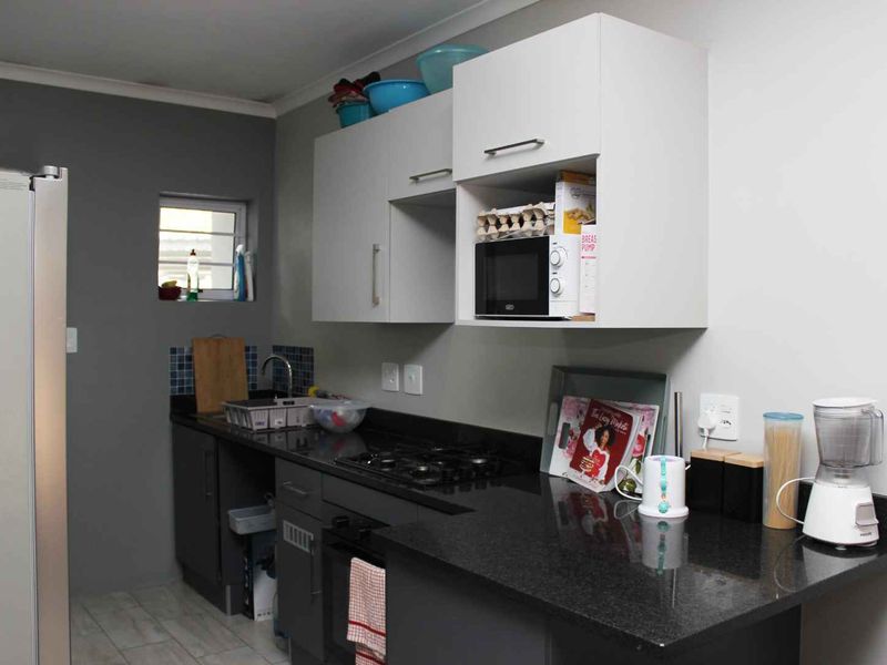 MODERN & NEWLY-BUILT APARTMENT - Photo 3