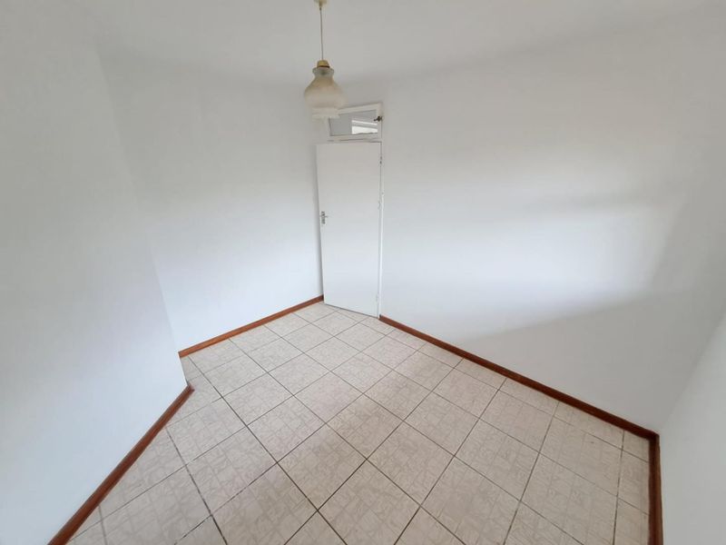 Charming 2-Bedroom Apartment in Empangeni's Fairview: Bright Living with Modernisation Potential - Photo 8