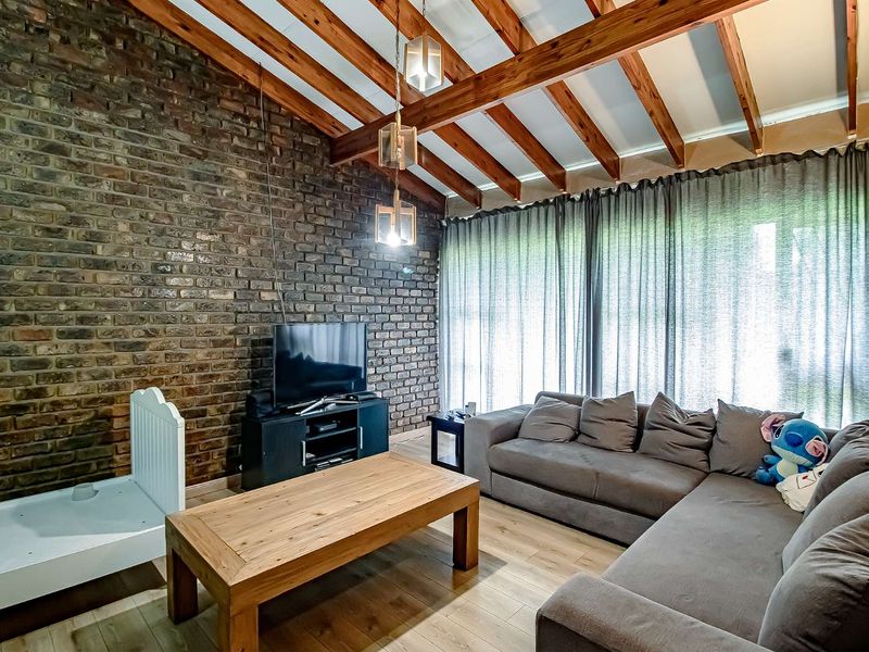 Klinker Brick Family Home with a lovely garden. - Photo 4