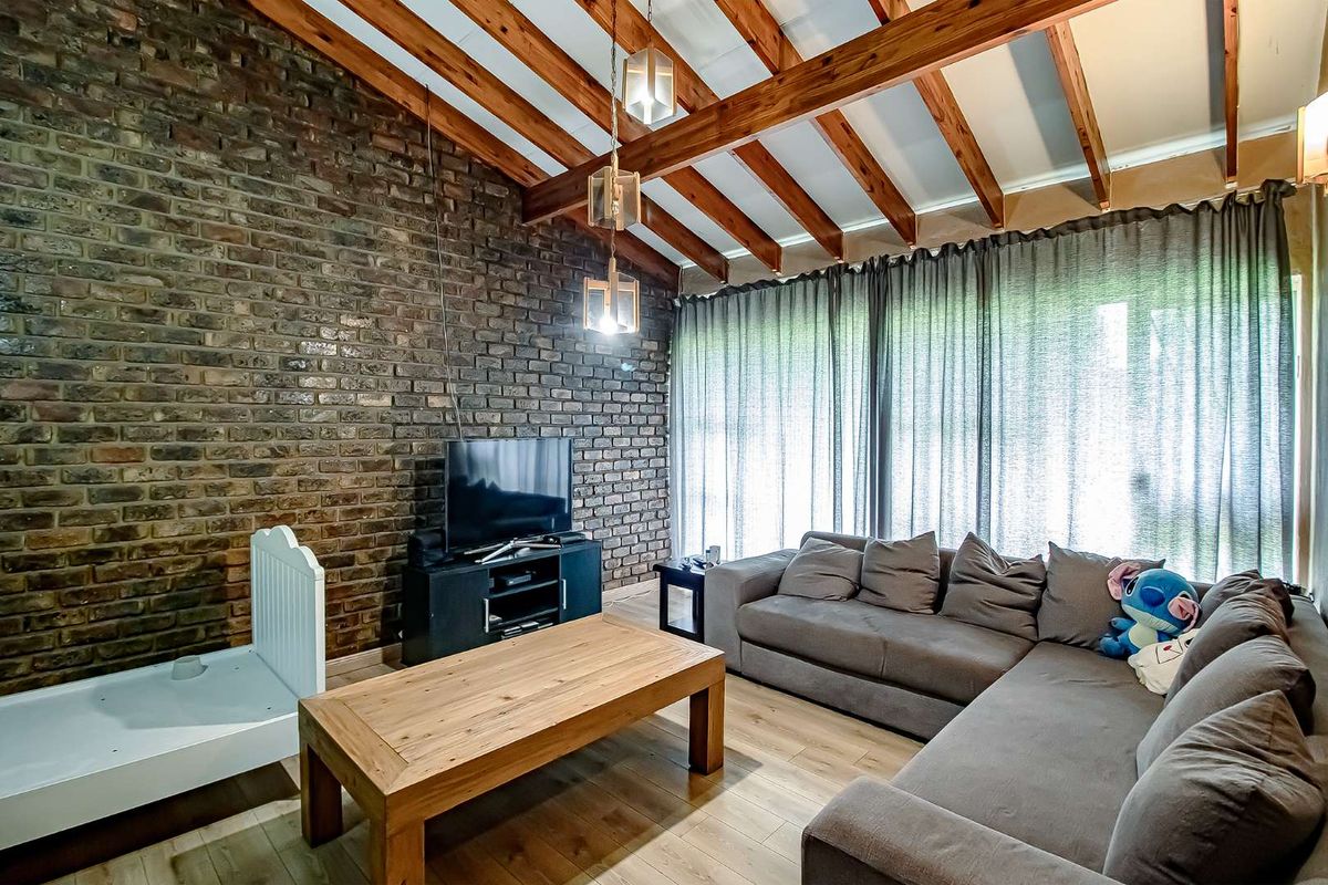 Klinker Brick Family Home with a lovely garden. - Photo 4