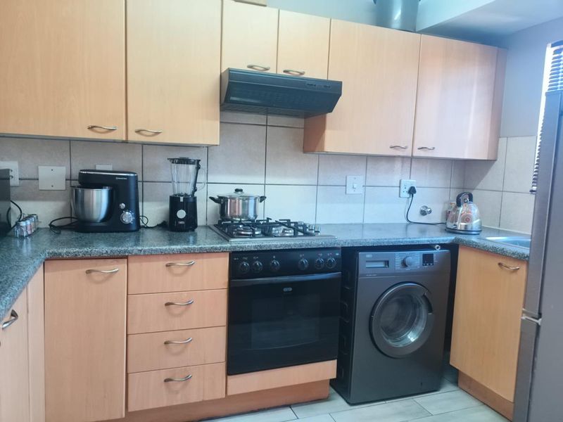 2 beds spacious unit, with cover patio +24hour security - Photo 2