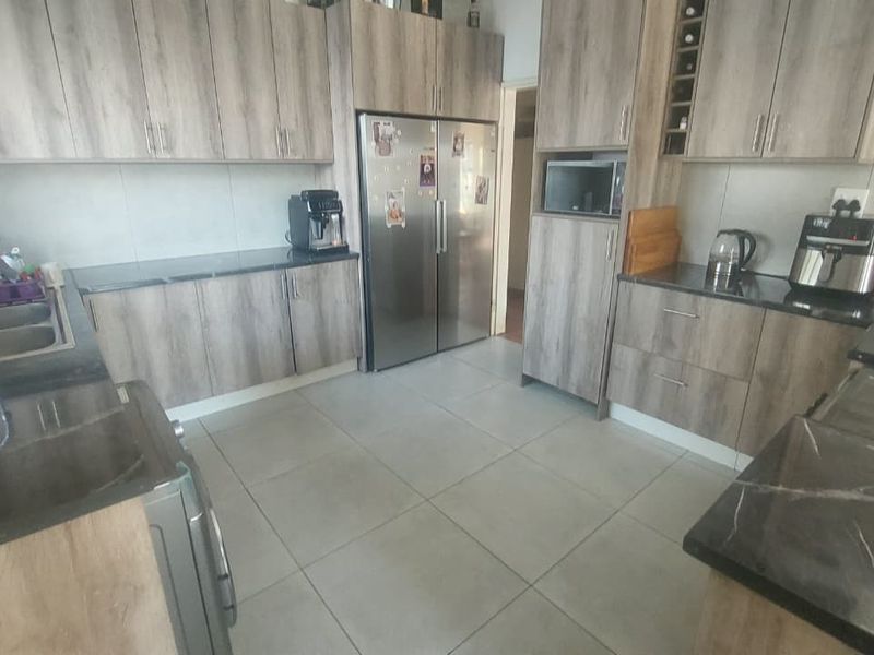 Open-Plan Living with 3 Beds & Bonus Flatlet - Photo 8