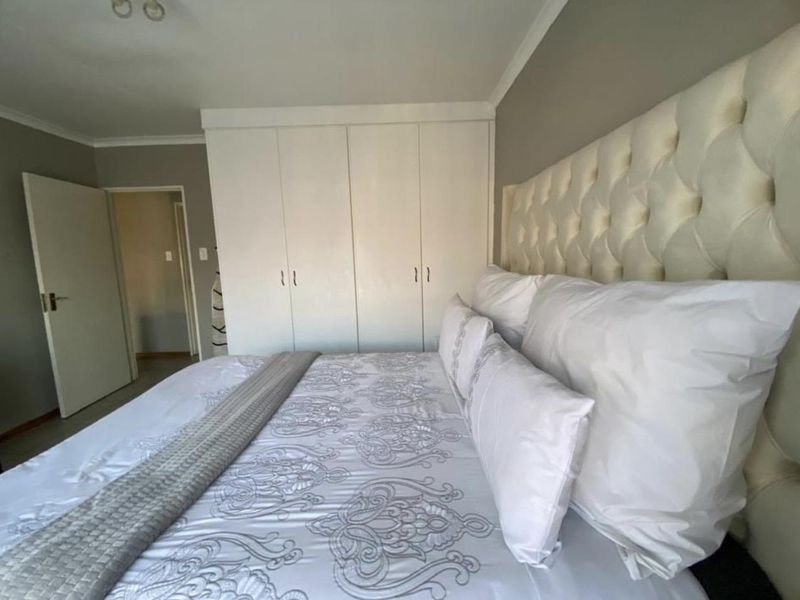 A Lovely 2 Bedroom Apartment for sale in Malachite Mews - Photo 10