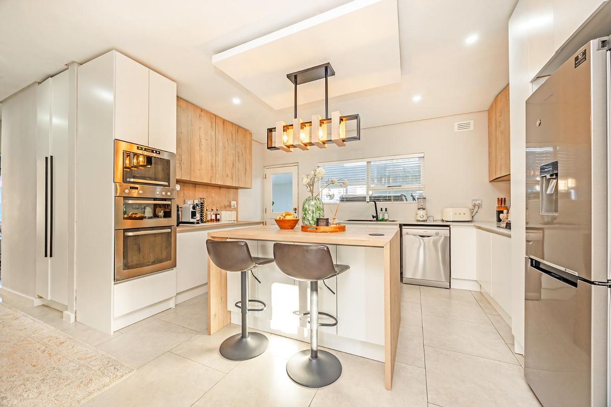 Contemporary Dual-Living Masterpiece with Exceptional Finishes & Work-From-Home Versatility - Photo 2
