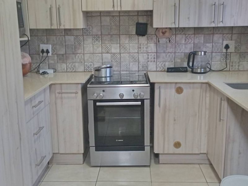 "Spacious 2-Bed, 1 Bath Townhouse in Prime Location " - Photo 4