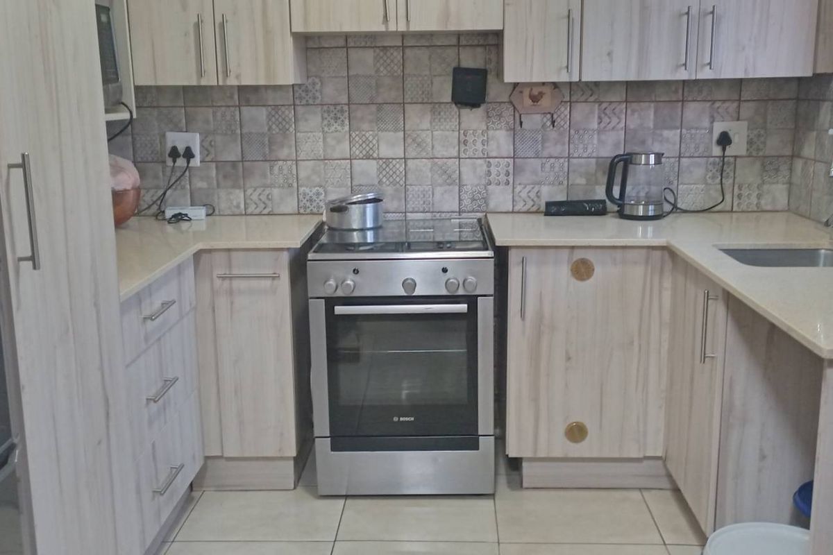 "Spacious 2-Bed, 1 Bath Townhouse in Prime Location " - Photo 4