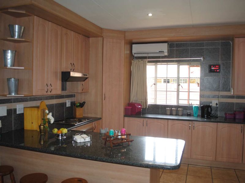 Lovely Neat Modern face brick home (Exceptional value in a sought-after area) - Photo 8