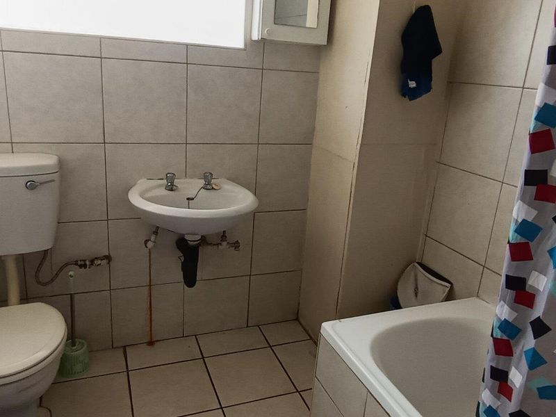 Well maintained Bachelors Apartment For S in stunning sought after complex! - Photo 8