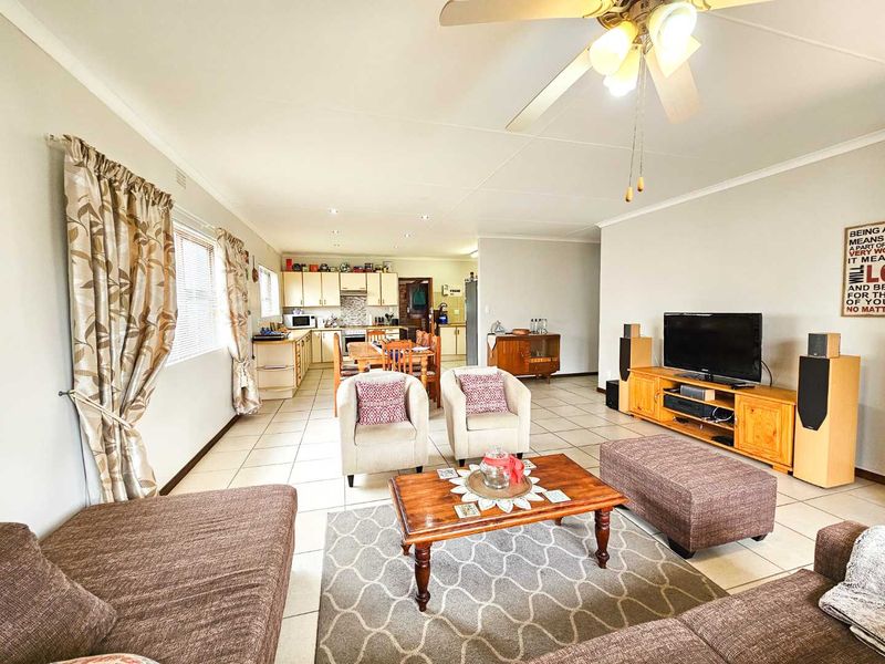 Neat family home with bachelor flat for sale in Stilbaai Wes. - Photo 3