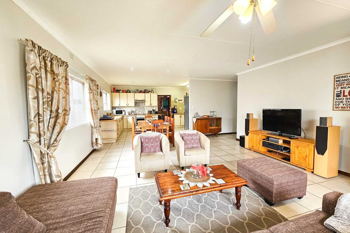 Neat family home with bachelor flat for sale in Stilbaai Wes. - Photo 3