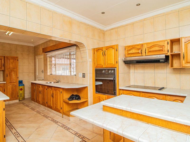 Immaculate 3 Bedroom facebrick home in Rynsoord - Photo 7