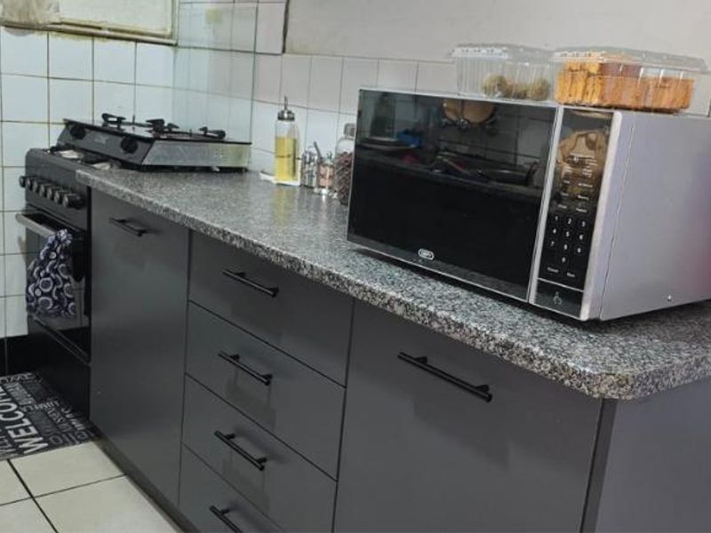 Refurbished Beauty: Spacious 3-Bed, Modern Kitchen & Security - Photo 3