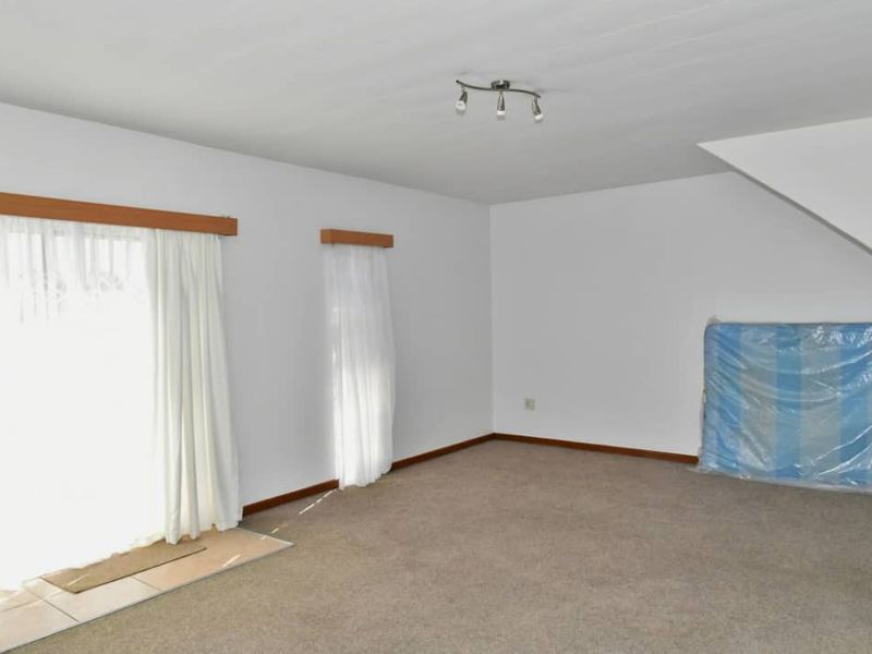 Safe and secure corner unit in small complex, near amenities - Photo 7