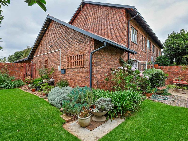 Secure 3 Bedroom Townhouse with Private Garden in a Well-Maintained Complex - Photo 2