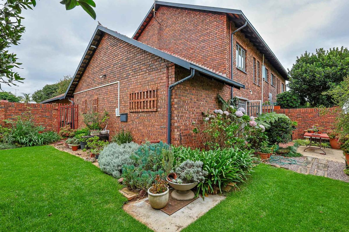 Secure 3 Bedroom Townhouse with Private Garden in a Well-Maintained Complex - Photo 2