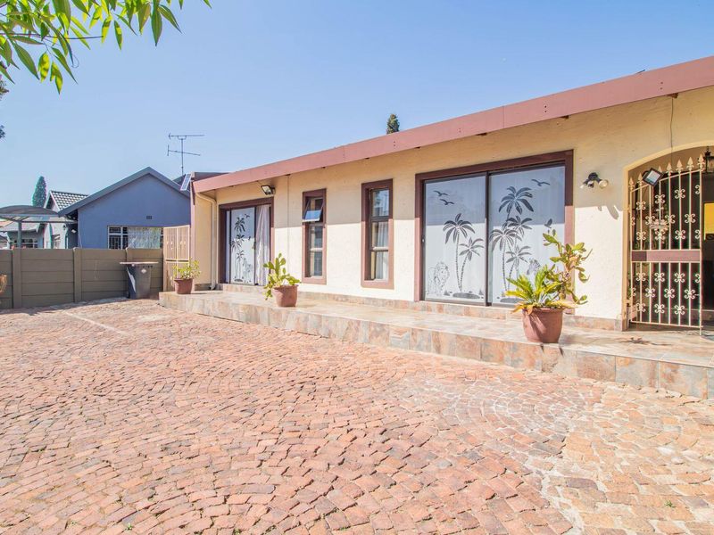 11 Bedroom Guest home in Lakefield x21. - Photo 9