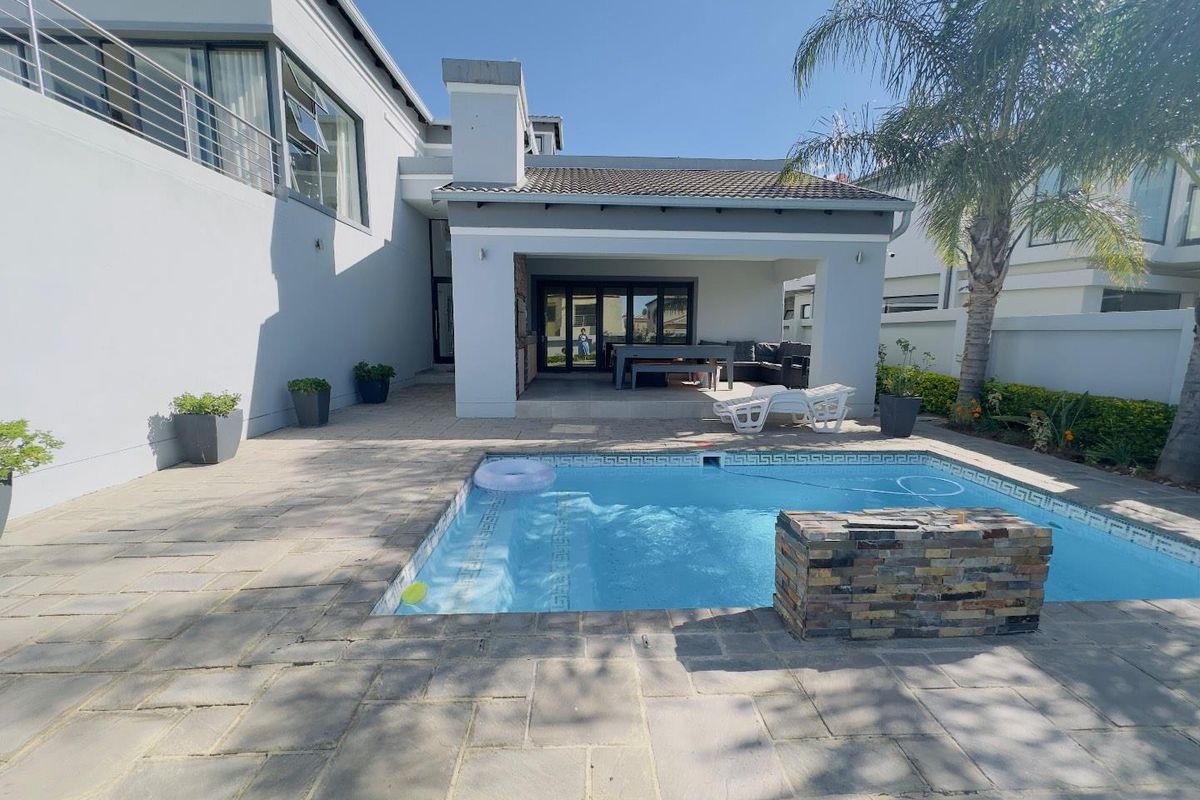 4 Luxurious Bedroom House for Sale in Blue Valley Golf Estate - Photo 2