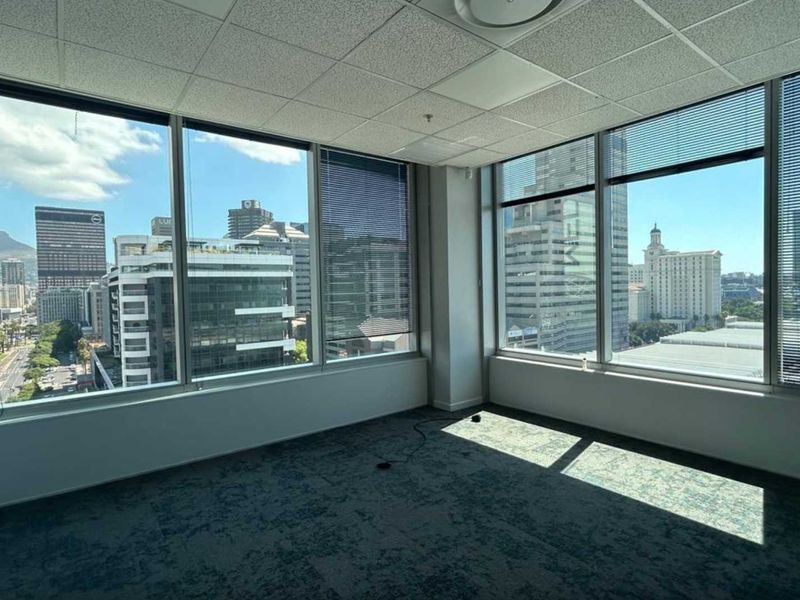 AAA-Grade 715m2 office to let on 10th floor of Convention Towers - Photo 10