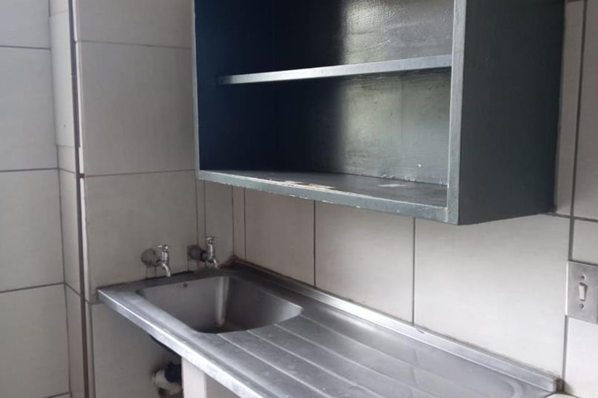 ONE AND HALF BEDROOM FLAT IN SUNNYSIDE :AVAILABLE IMMEDIATELY. - Photo 3