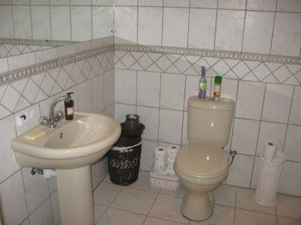 main bedroom en-suit bathroom 