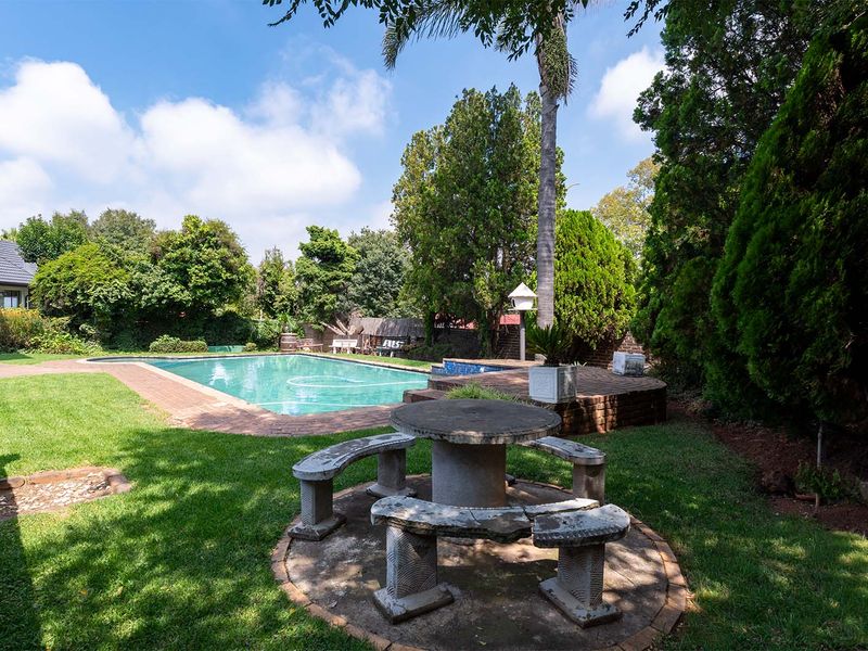 Spacious 3 Bedroom Family Home with Pool in Norkem Park. - Photo 2