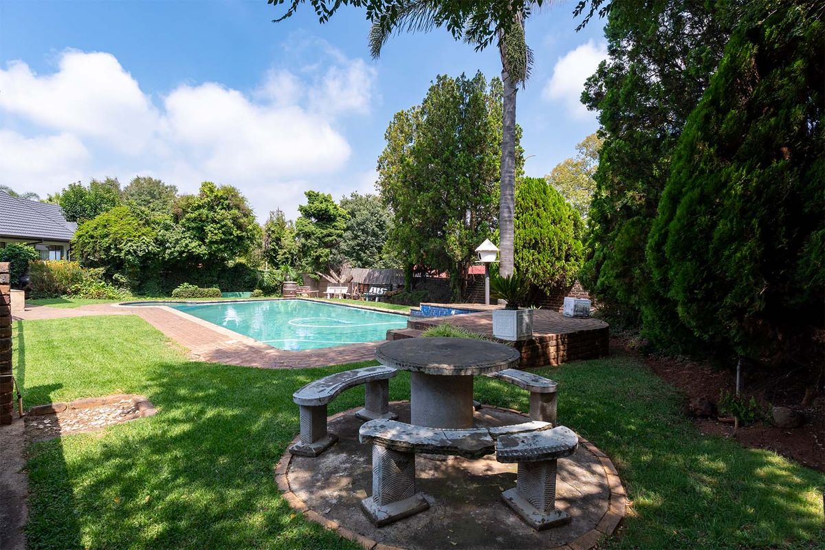 Spacious 3 Bedroom Family Home with Pool in Norkem Park. - Photo 2