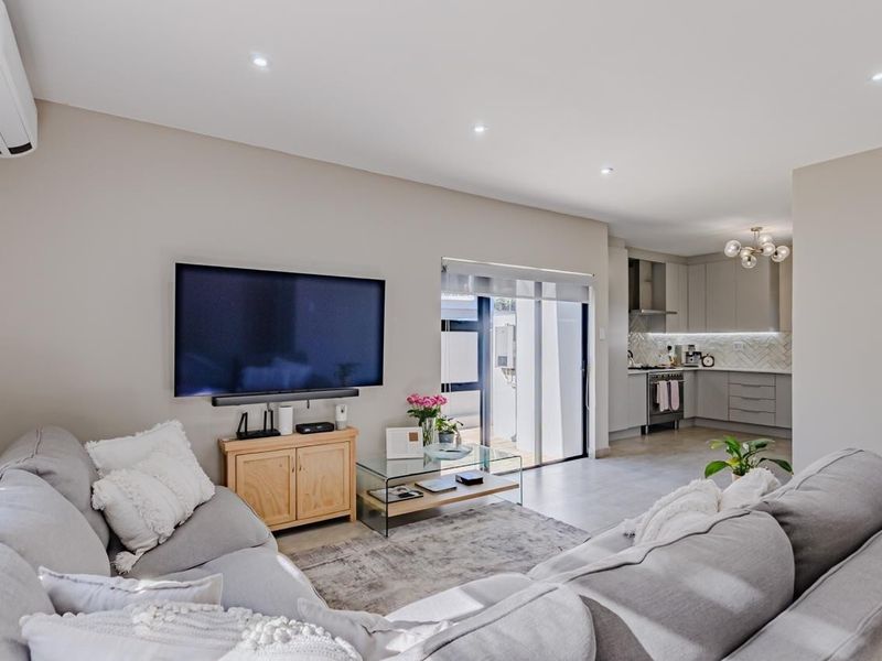 Stunning and modern 3 Bedroom House for Sale - Photo 8