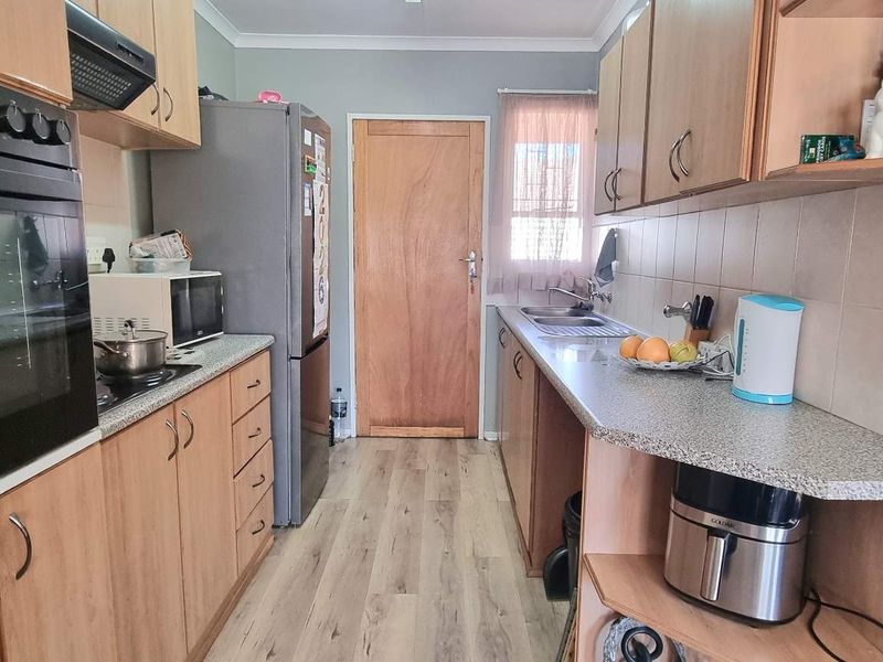 MOVE-IN-READY GEM - Photo 3