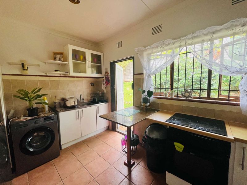 Hendra - 3-Bedroom Home with Flatlet, Double Garage and Pool in Sought-After Upper Glen Hills - Photo 8