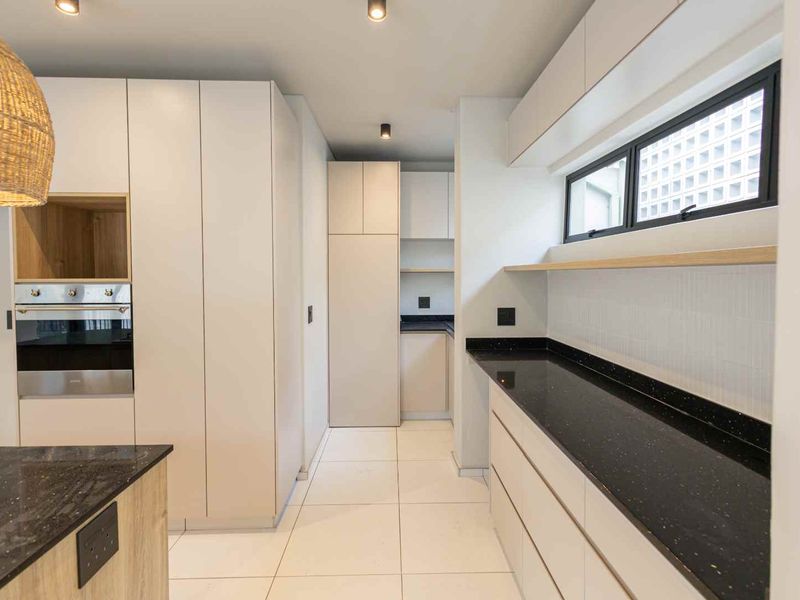 Ultra-Modern Top-Floor Apartment in Prestigious Waterkloof - Photo 3