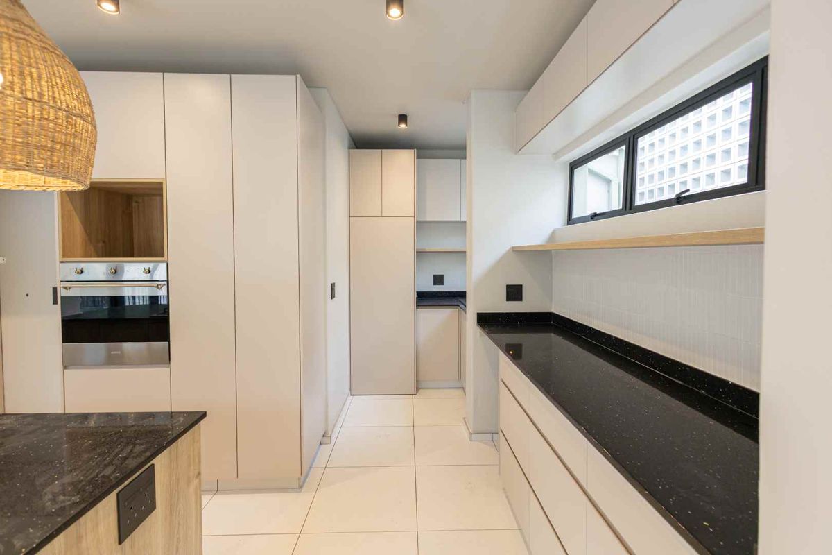 Ultra-Modern Top-Floor Apartment in Prestigious Waterkloof - Photo 3