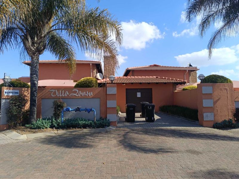 A beautifully maintained villa in the highly sought-after suburb of Glen Marais is now available for sale in the exclusive Complex of Villa Zanru - Photo 1