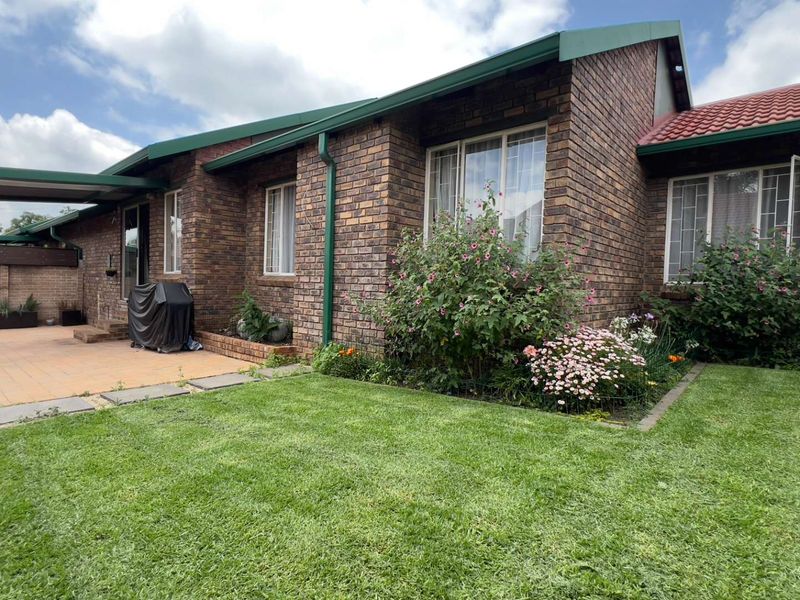 Renovated & new! Townhouse in Highveld - Photo 2