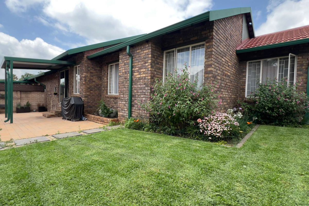 Renovated & new! Townhouse in Highveld - Photo 2