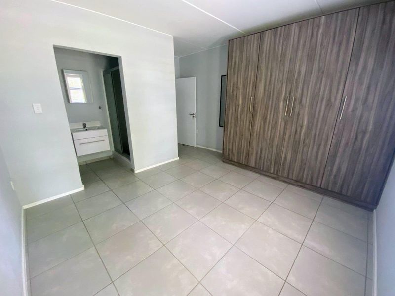 Modern, appealing & pet-friendly ground floor townhouse - Photo 5
