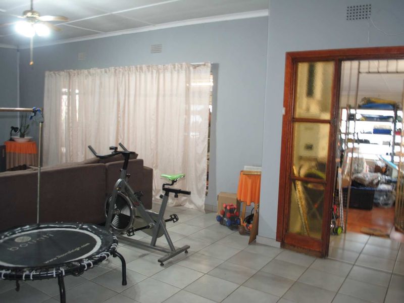 Spacious Home with Flatlet possibilities with pool lapa and 5kva inverter (Battery Backup) - Photo 8