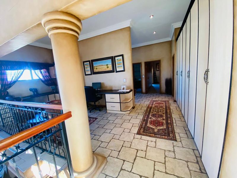 FOR SALE- MASSIVE 4 BEDROOM HOUSE IN LUDERITZ, NAMIBIA - Photo 8