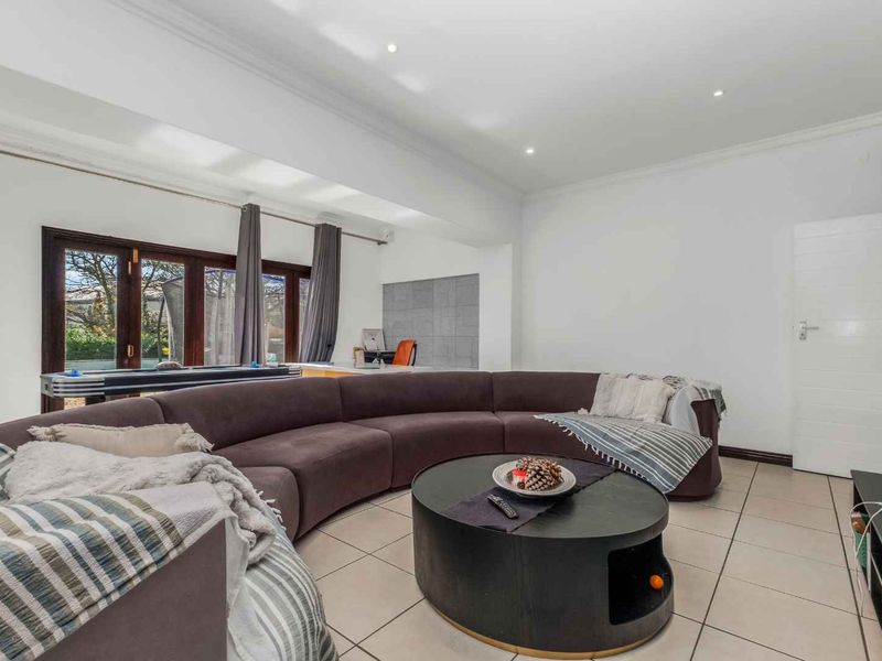 STYLISH PRIVATE 4 BEDROOM ENTERTAINER RESIDENCE, PERFECTLY POSITIONED IN THE STRATFORD GARDENS. - Photo 10