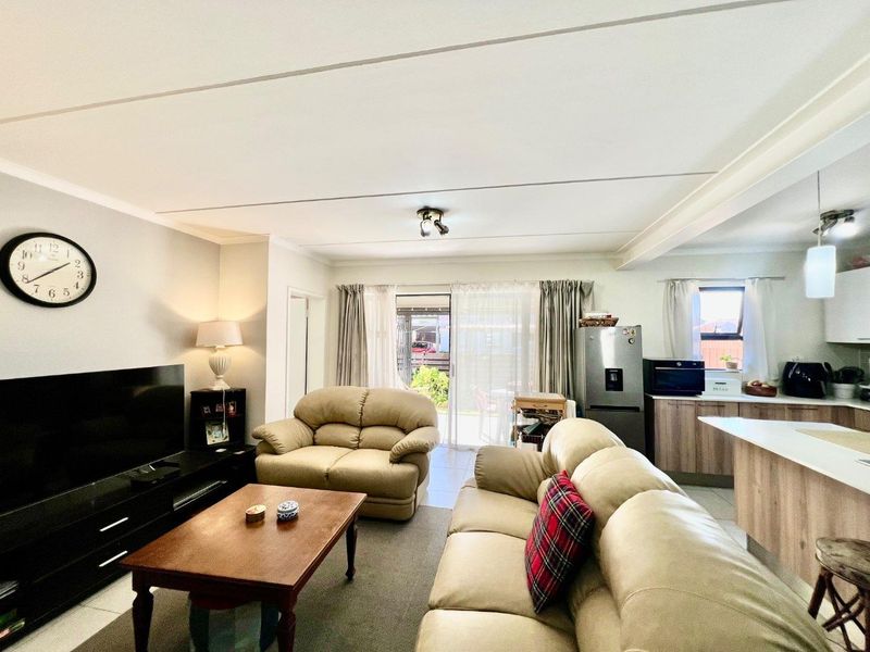 Spacious 3-Bed Garden Unit with Secure Estate Living - Photo 5