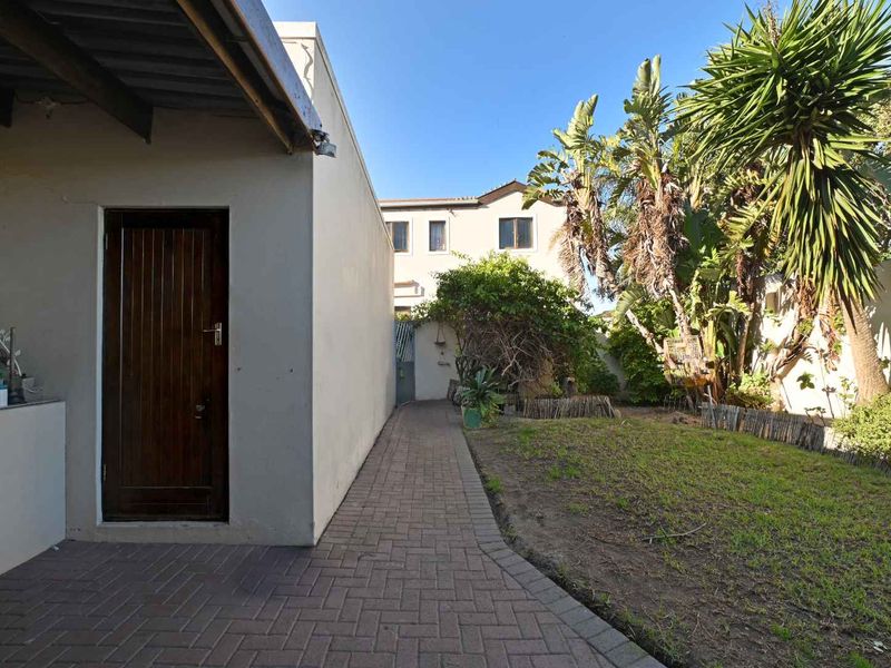 Spacious Family Home with Exceptional Indoor-Outdoor Living in Parklands - Photo 3