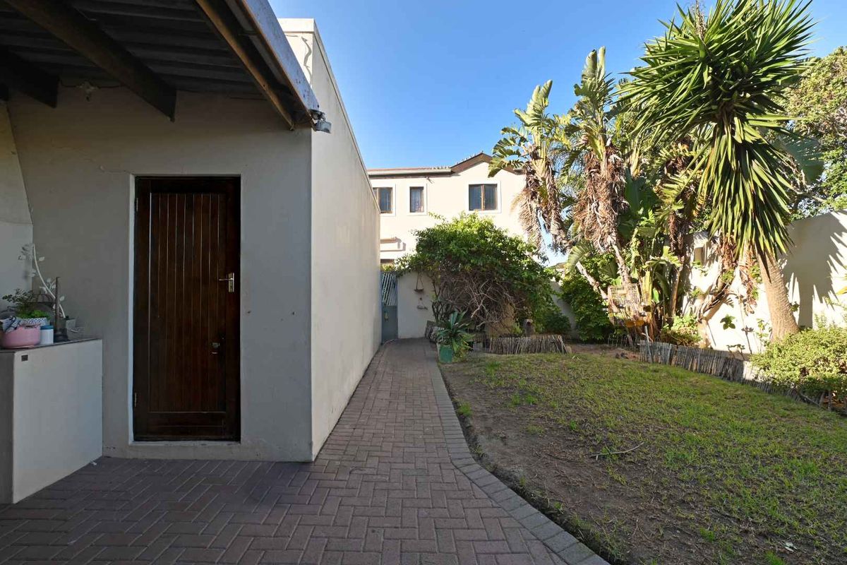 Spacious Family Home with Exceptional Indoor-Outdoor Living in Parklands - Photo 3
