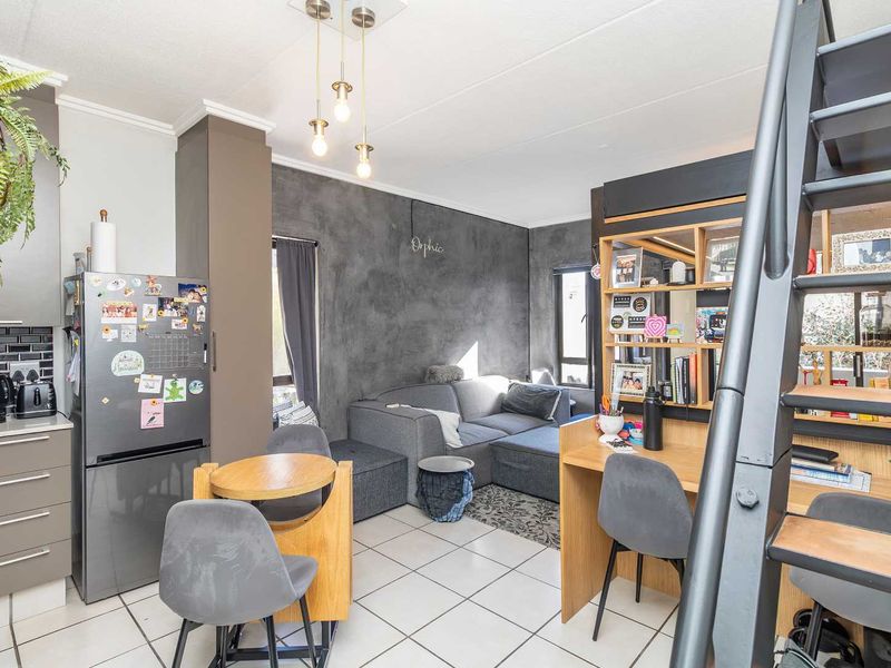 Designer Bachelor with Custom Loft Bed and Premium Finishes in The Matrix - Photo 10