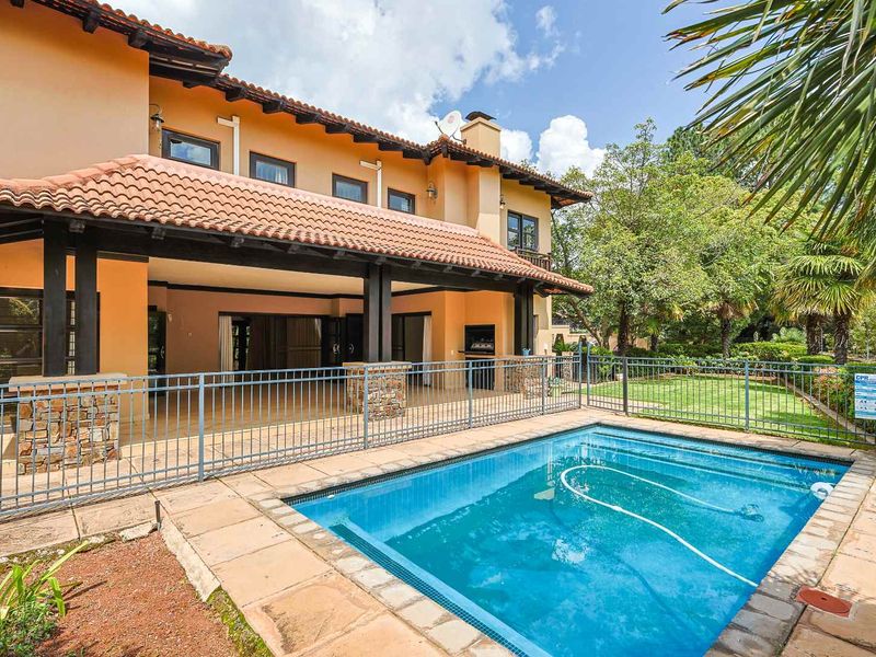 Elegant Family Living with Exceptional Security in Waterkloof Ridge - Photo 3