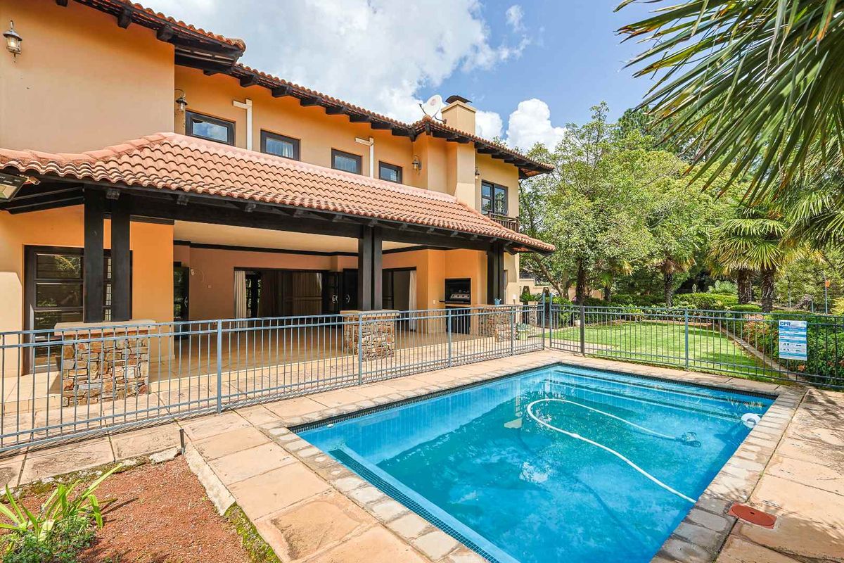 Elegant Family Living with Exceptional Security in Waterkloof Ridge - Photo 3