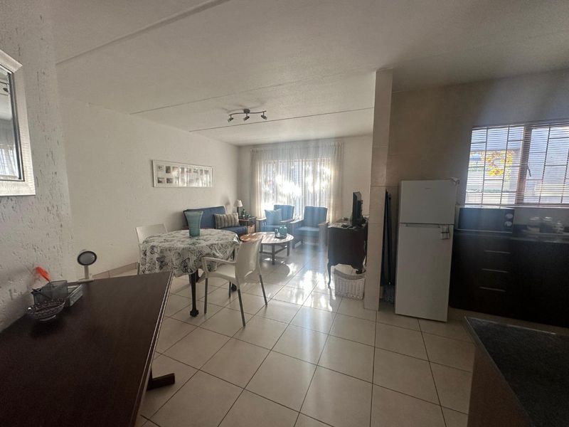 A STUNNING THREE BEDROOM FURNISHED APARTMENT - Photo 6