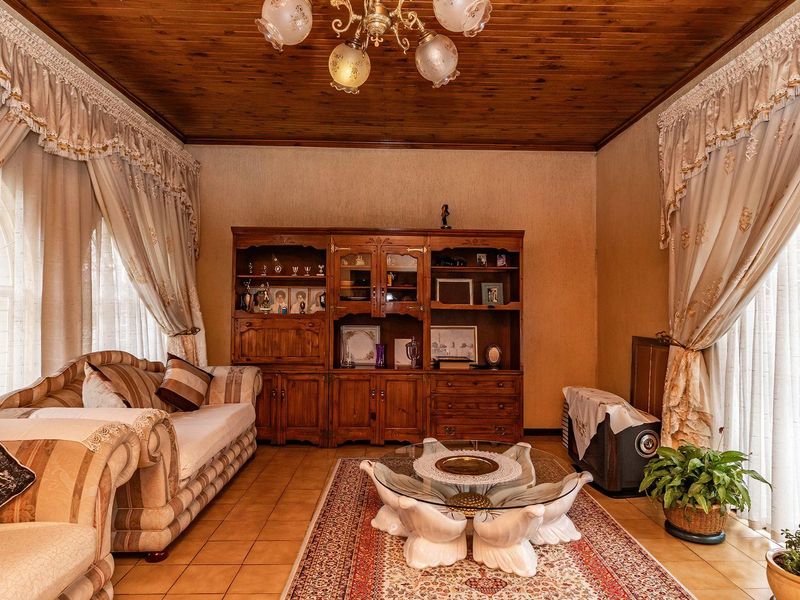 Spacious 5-Bedroom Home in Rynsoord - Photo 3